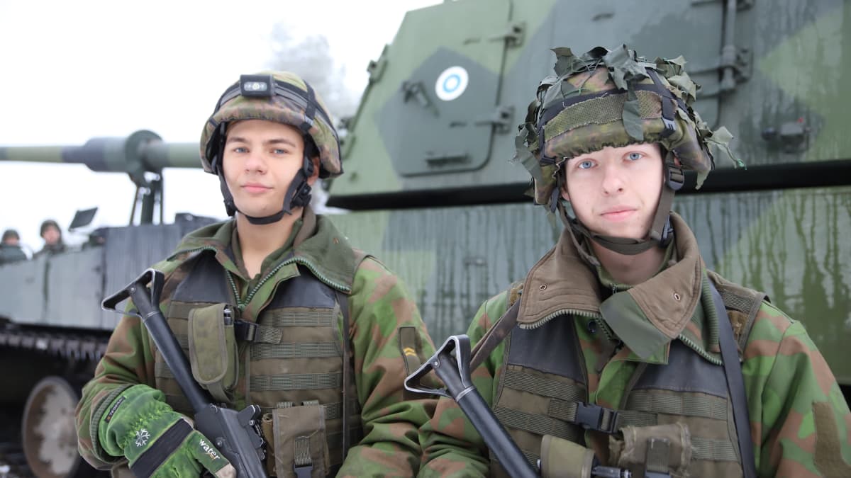 alikersantti Olli Toivonen ja tykkimies Hector Vainio MVH20-harjoituksessa Rovajärvellä