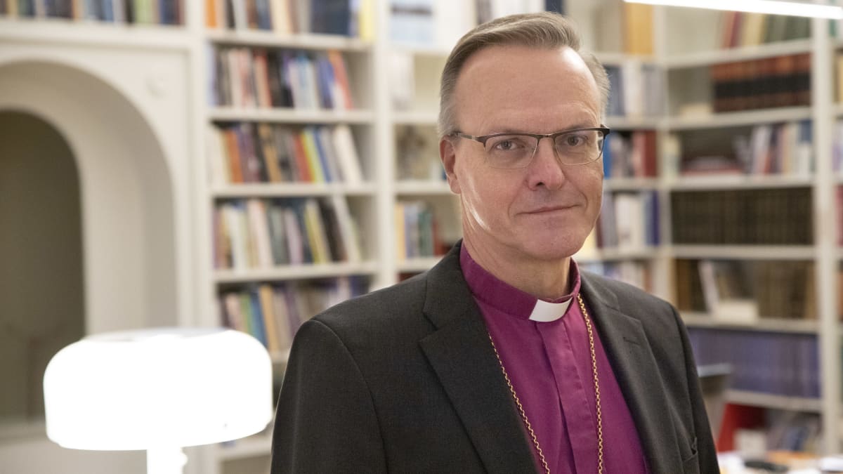 Arkkipiispa Tapio Luoma virkahuoneessaan