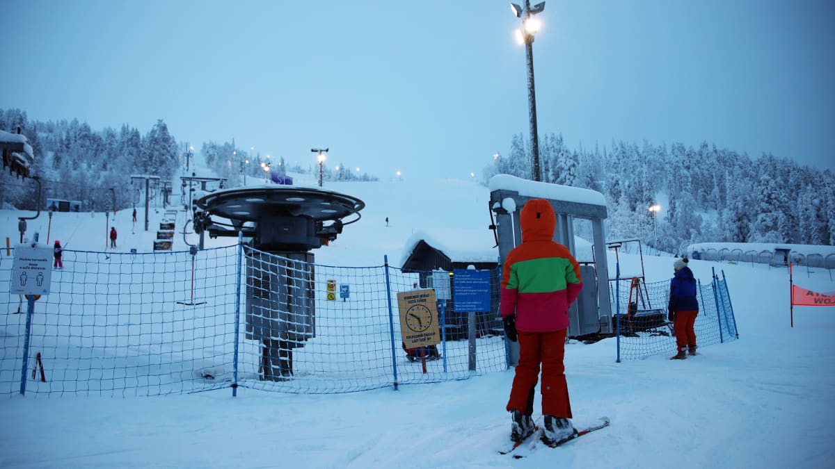 Lapsi menossa hiihtohissiin Sallatunturilla.