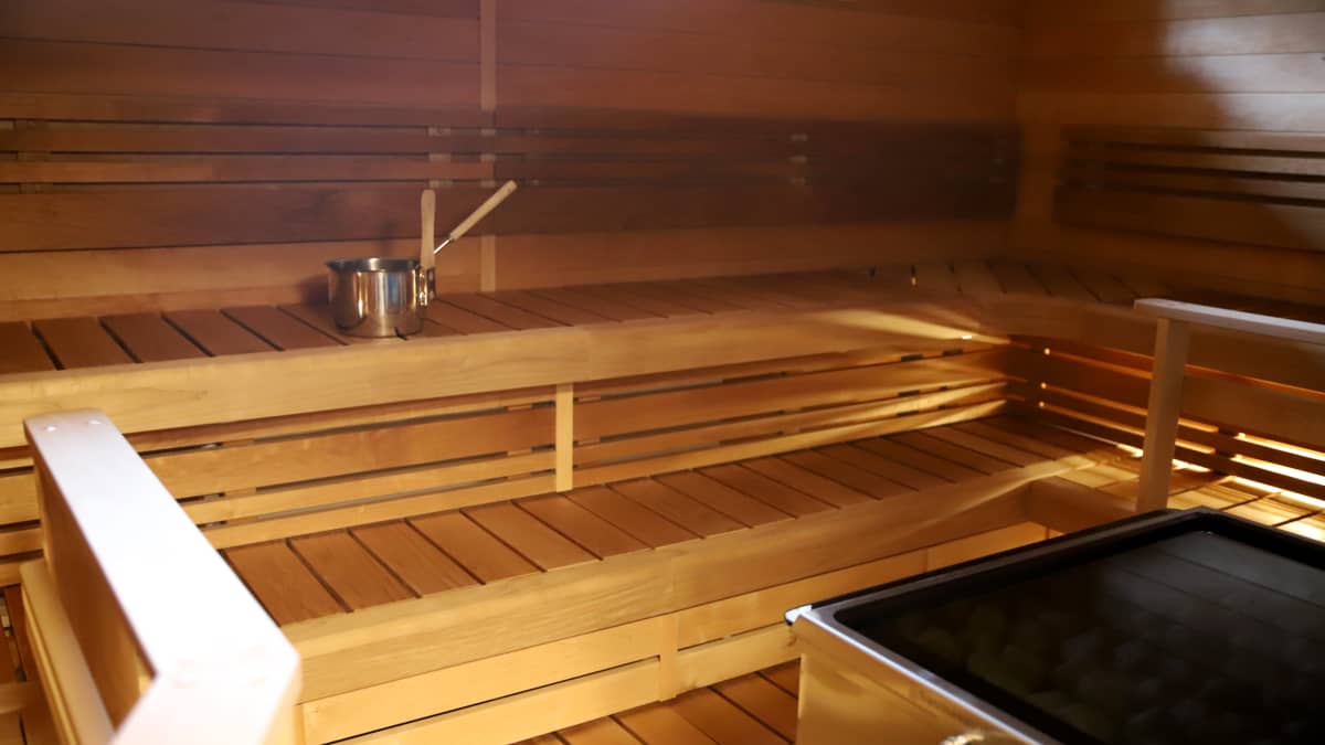 Rauma rajoittaa uimahallin saunojen käyttöä, asiakkailta toivotaan myös  säästeliästä veden käyttöä: Kolme minuuttia on riittävä suihkuaika