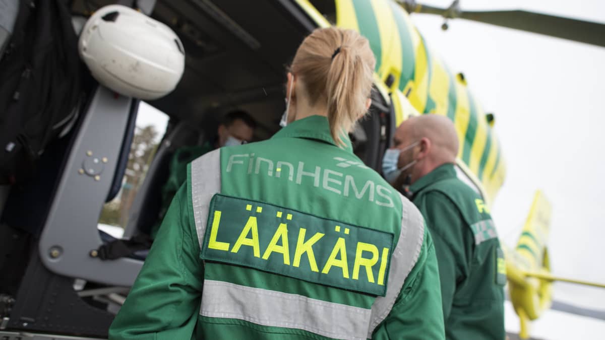 Lääkäri keskustelee helikopterihenkilökunnan kanssa.