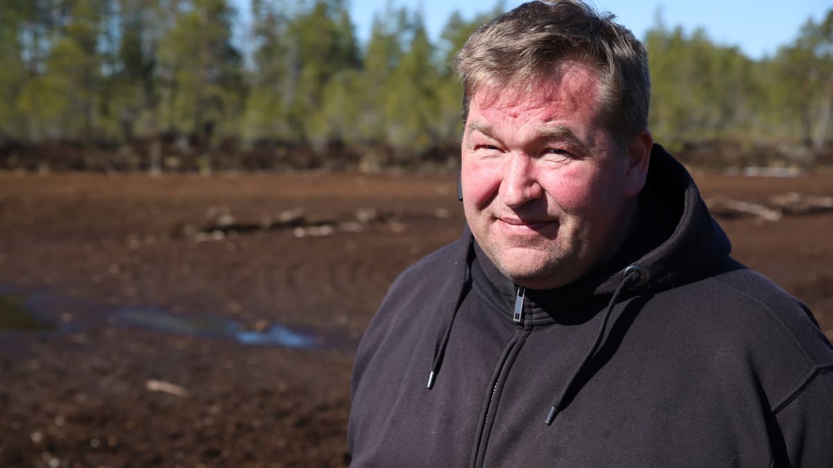 Turveyrittäjä Ari-Pekka Niemi turvetuotantoalueen laidalla Jalasjärven Vesinevalla..