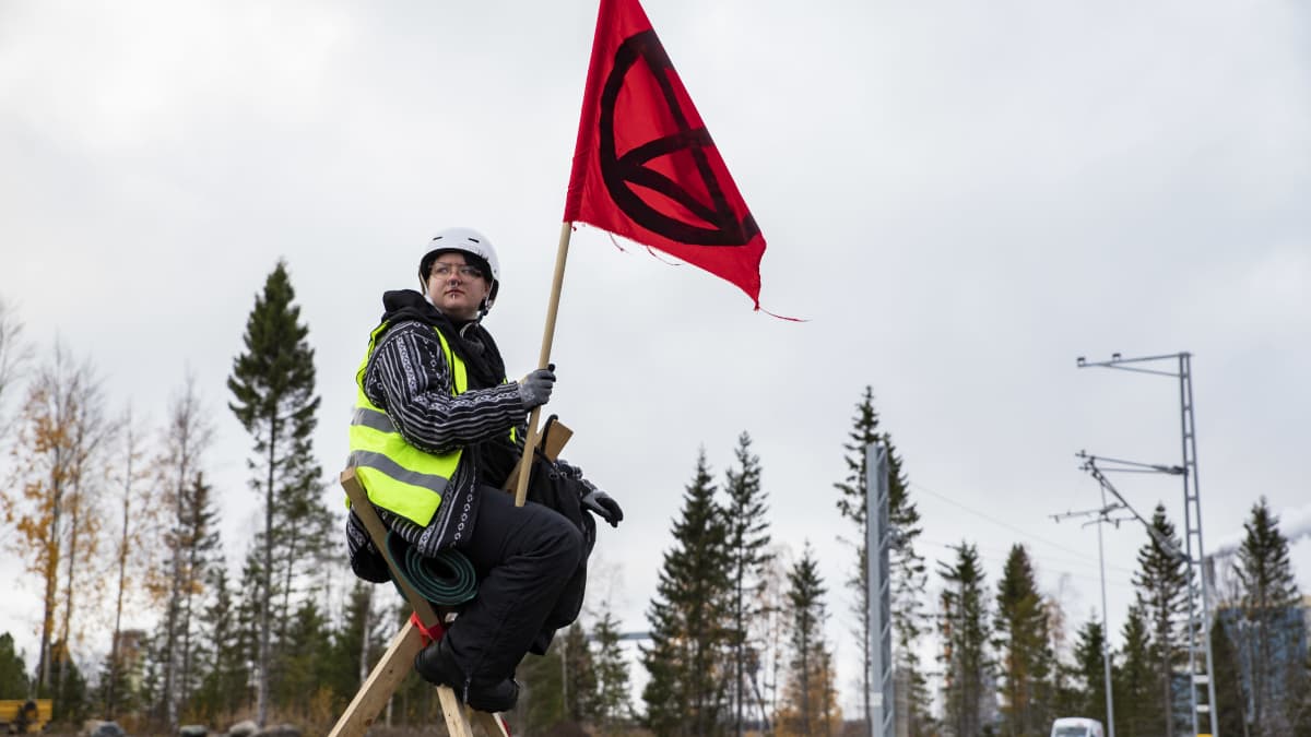 Elokapinan aktivisti Metsä Fibren rakennustyömaan edustalla Kemissä.