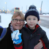 Heather Robinson lapsenlapsensa Jack Robinsonin kanssa Rovaniemen kentällä