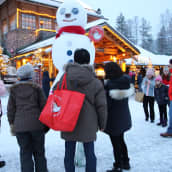 turisteja Joulupukin Pajakylässä Rovaniemellä joulukuussa 2019