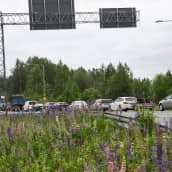 Ruuhkaa 9-tiellä Kuopiossa lentoaseman risteyksessä Jännevirran sillan tuntumassa tapahtuneen liikenneonnettomuuden vuoksi.