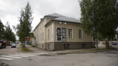 Kajaanin kaupunginteatterin Sissilinnan seinällä on juliste, jossa lukee "sissilinnan näyttämö on evakossa seminaarilla 1.8.2020 alkaen".