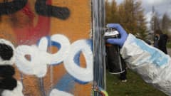 Spraymaalilla tehdään graffitia. 