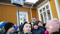 Kiusaamisvilkku ja Törnävän alakoulun lapsia ja rehtori Kimmo Rantanen Seinäjoella.