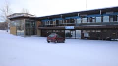 Padasjoen uimahallirakennus ulkoa päin kuvattuna, talvi