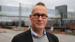 mies katsoo kameraan