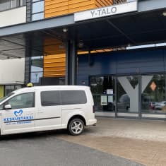 Kela-taksi Seinäjoen keskussairaalan Y-talon ovella