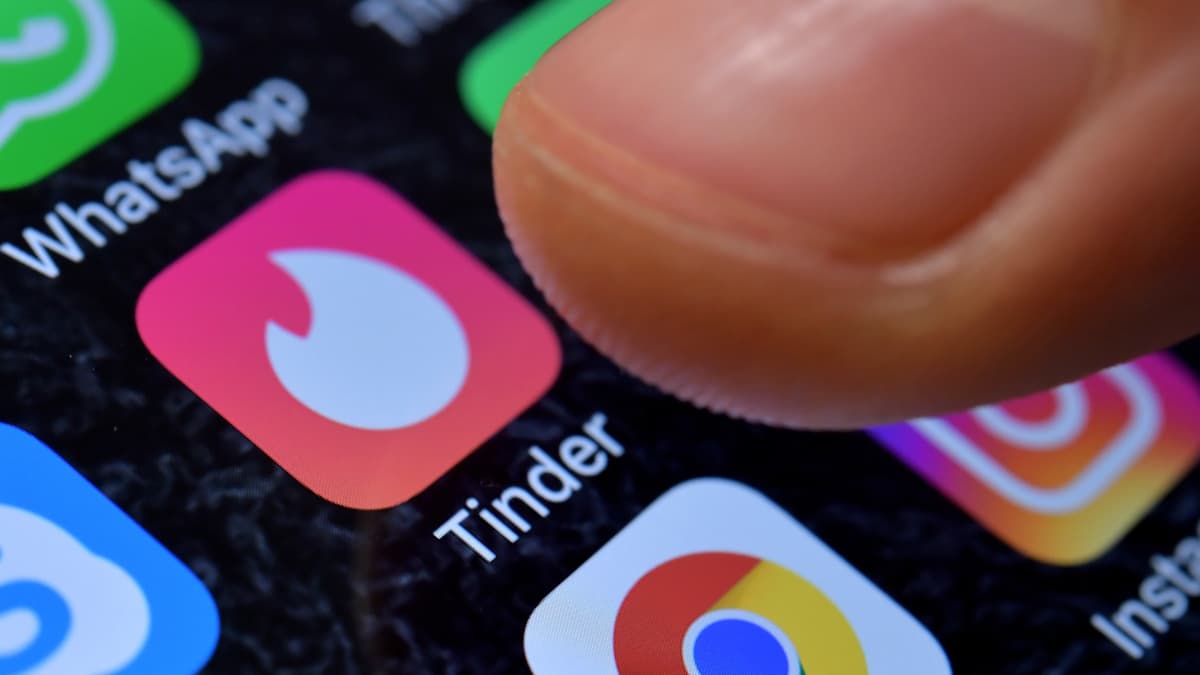 Ett finger närmar sig appen tinder på en smarttelefonskärm