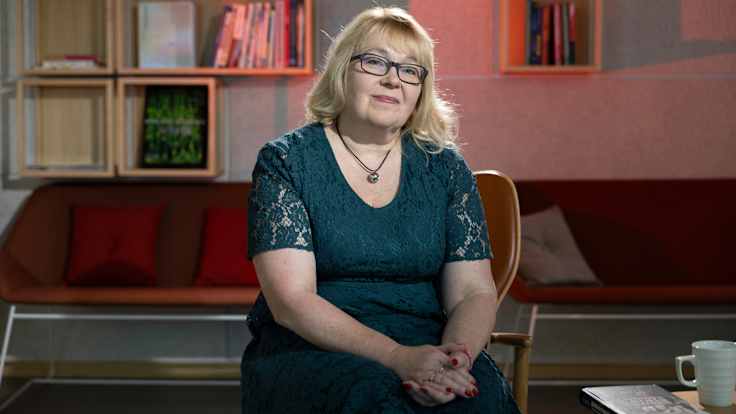  Arja Paananen antaa haastattelun Yle-Novostille ja kertoo kirjastaan.