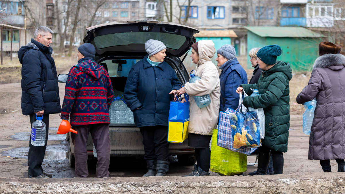 Ihmiset hakevat vettä avustusjärjestöltä Tšasiv Jarissa Itä-Ukrainassa.