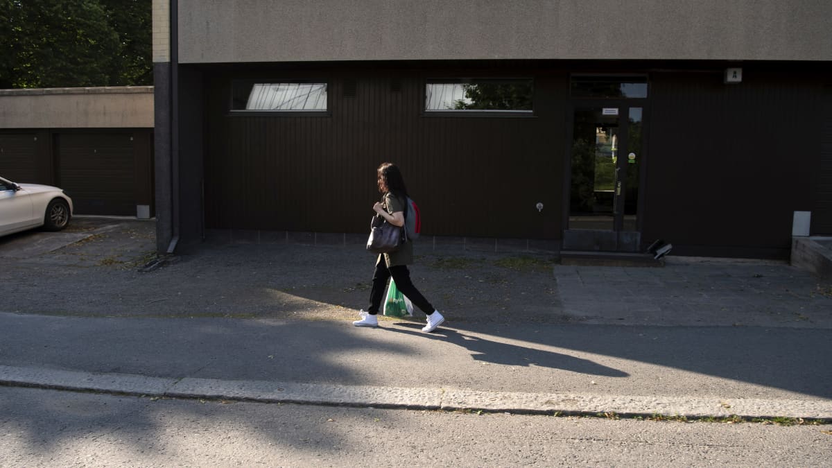 Katja Lahtii kantaa ruokakassia kadulla.