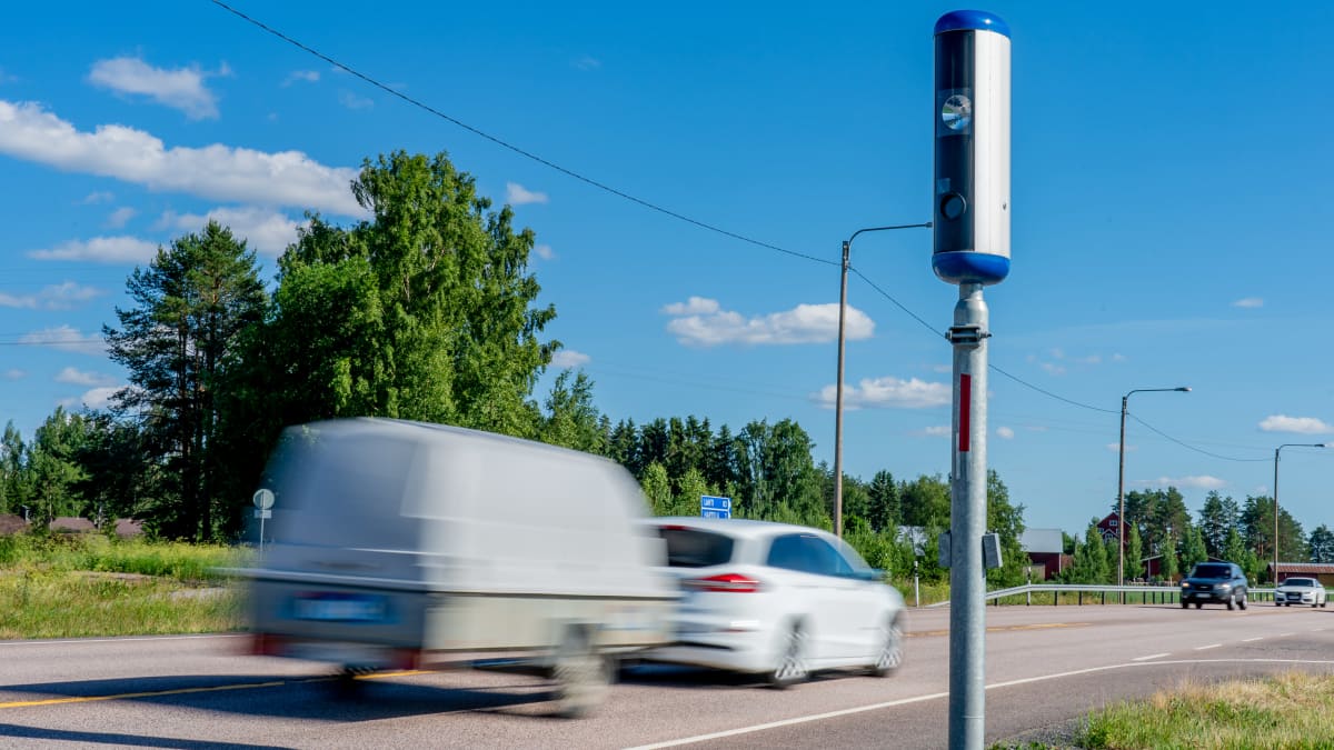Henkilöauton vetämä peräkärry ohittaa nopeusvalvontakameran.