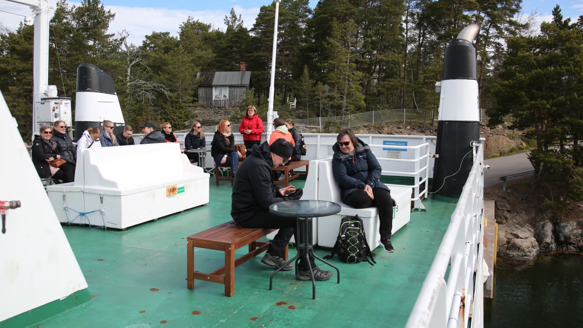 Matkustajia Östern-aluksen kannella Rymättylässä.