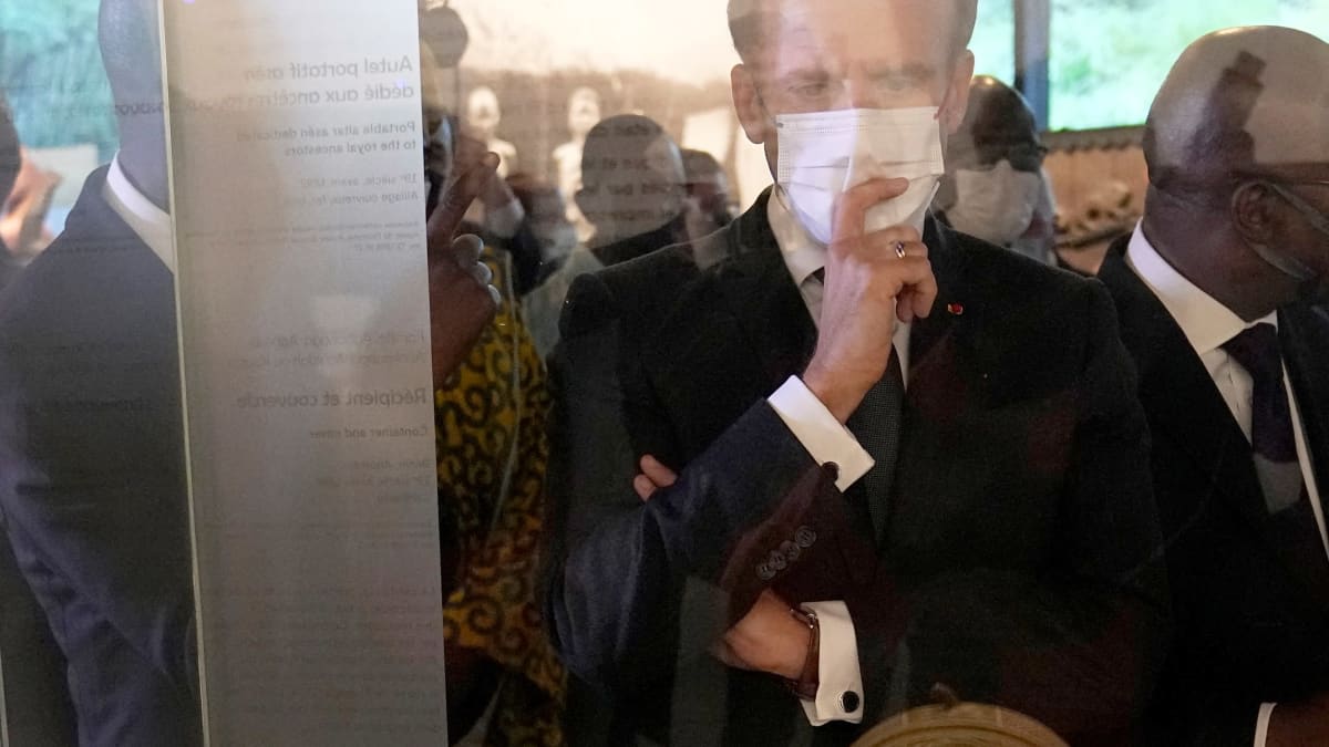 Ranskan presidentti Emmanuel Macron tarkasteli beniniläistä esinettä Quai Branlyn museossa Pariisissa 27. lokakuuta. 