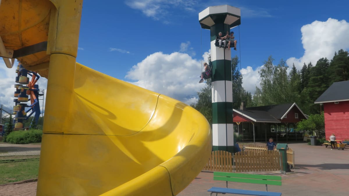 Huvipuisto Puuhamaassa sijaitseva keltainen kierreliukumäki.