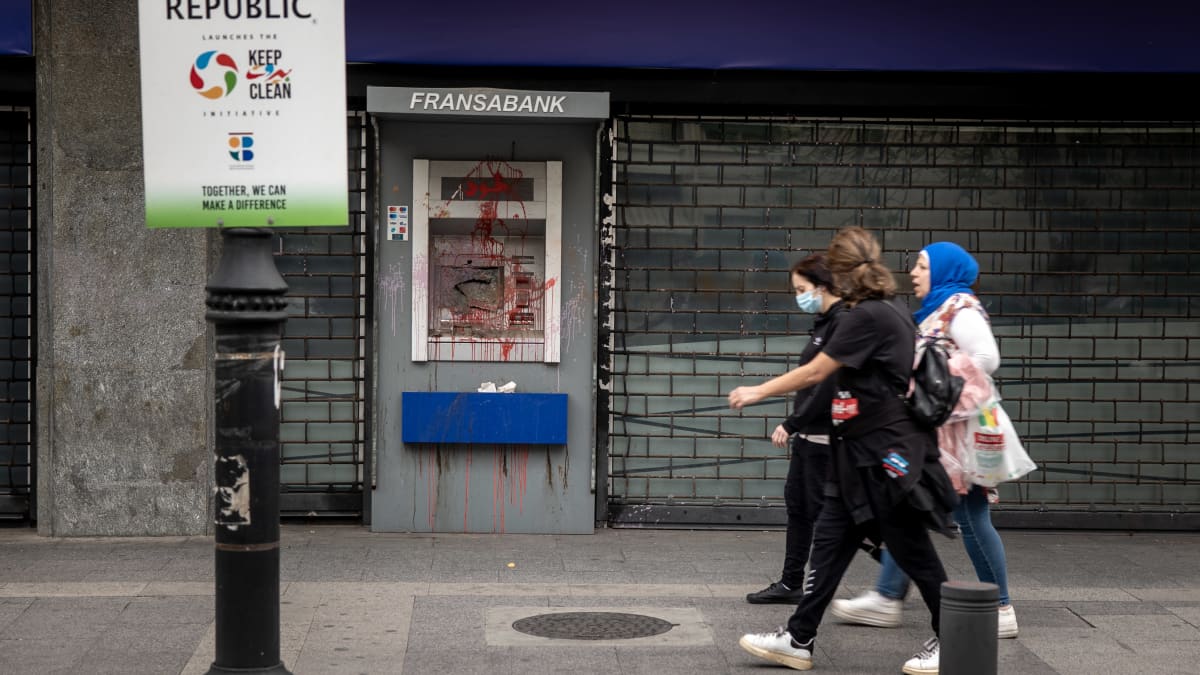 Rikkinäinen pankkiautomaatti Beirutissa.