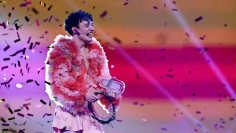 Nemo lavalla konfettien leijuessa ilmassa. Kädessä risukruunu ja rikki mennyt Euroviisu pokaali.