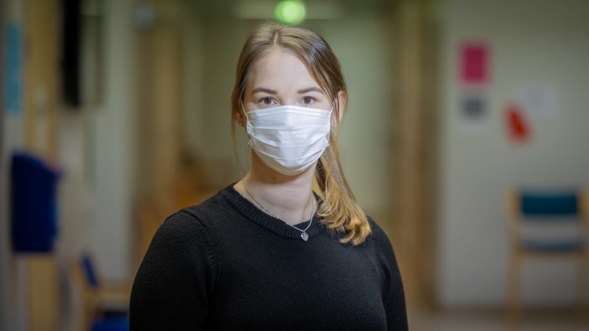 Asta Penttinen seisoo terveyskeskuksen käytävällä.