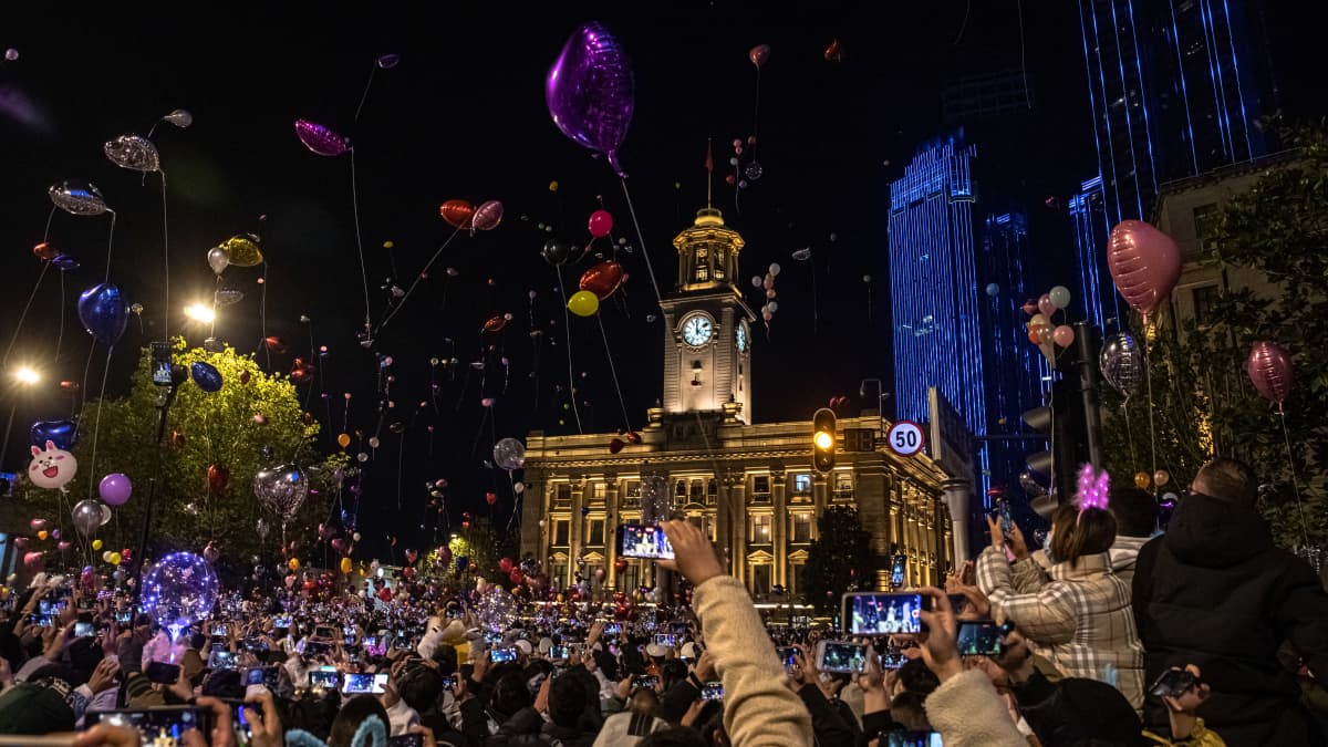 Wuhanissa Kiinassa ihmiset juhlivat suurin joukoin vuoden 2021 alkamista.