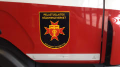 Pohjanmaan pelastuslaitoksen tunnus paloauton kyljessä.