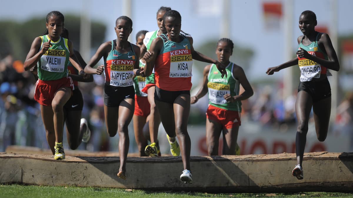 Faith Kipyegon juoksee paljain jaloin maastojuoksun MM-kisojen juniorisarjassa vuonna 2011.