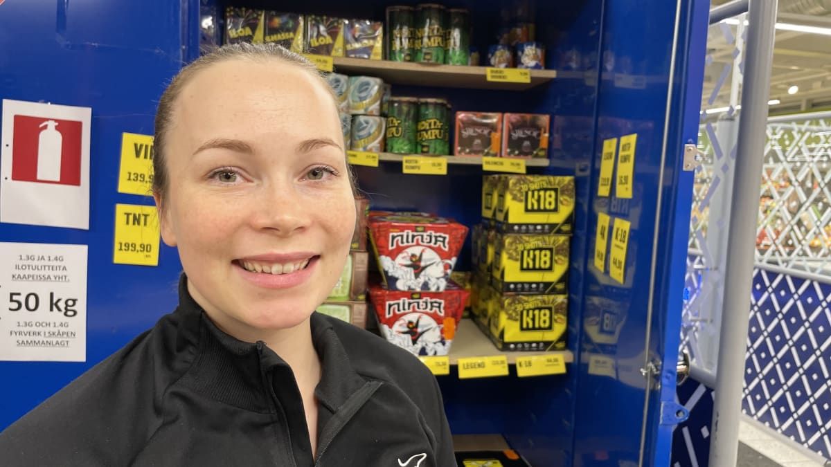 Ottelina Rantanen ilotulitekaapin edessä. 