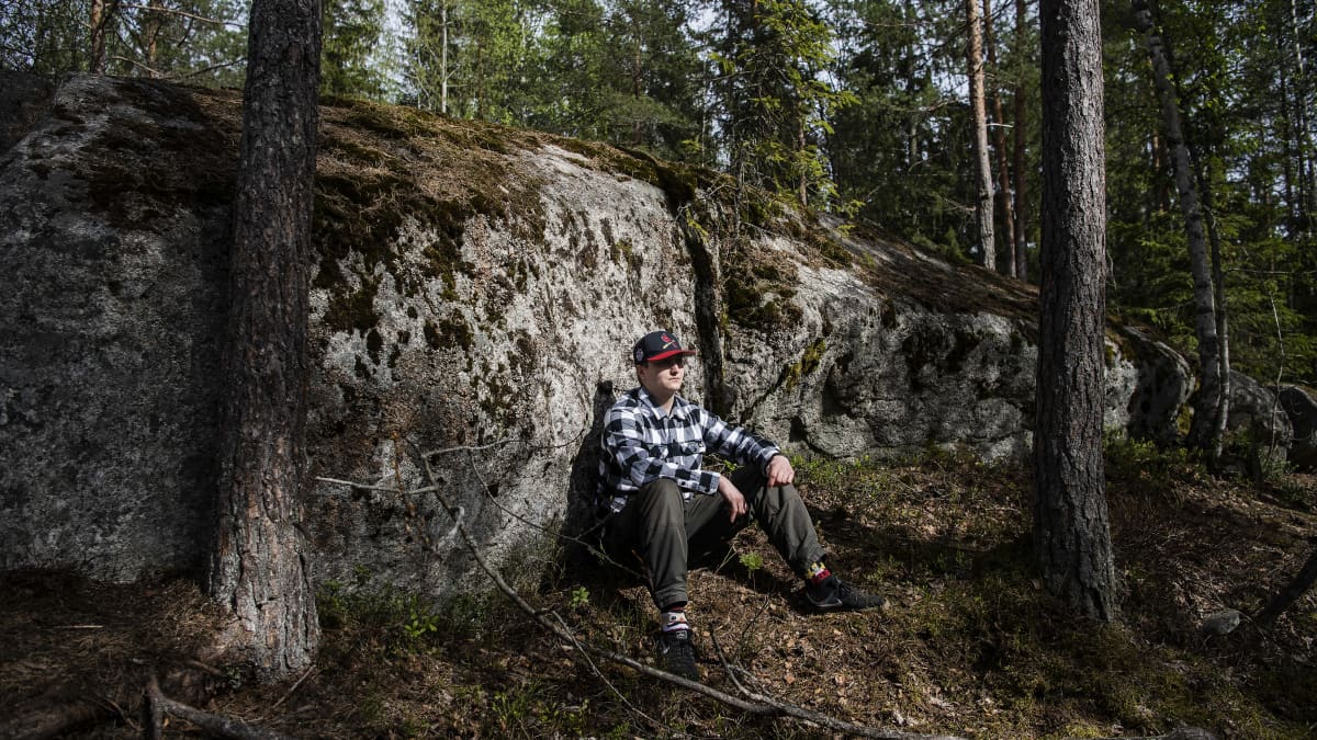 Konsta Lehtonen istuu aurinkoisessa metsässä toukokuussa 2022.