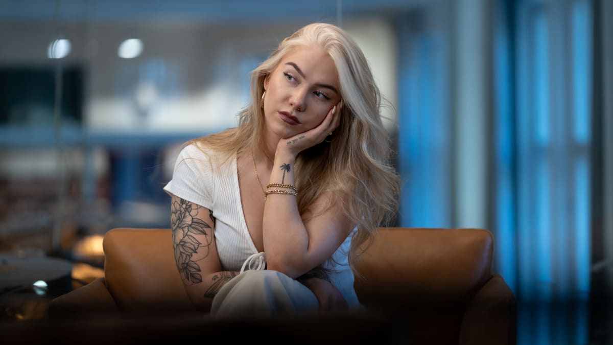 Laulaja Evelina, 25, saa osakseen tytöttelyä – pahimmat kommentit ovat  tulleet mieskollegoilta | Yle Uutiset