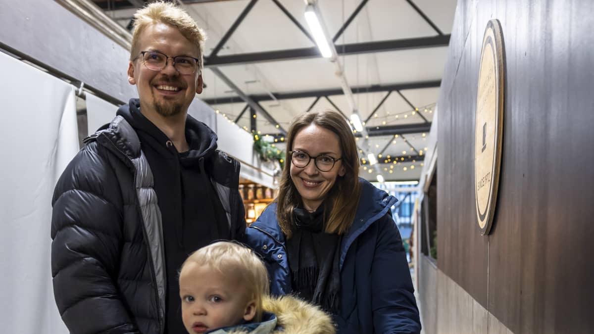 Samuli Sinisalo ja Heidi Tupamäki saapuivat Hakaniemen kauppahalliin lastensa Sampo ja Helmi Sinisalon kanssa.