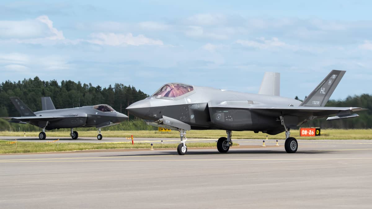 Kaksi Lockheed Martinin F-35- hävittäjää rullaamassa kiitoradalla Turussa kesäkuussa 2019.
