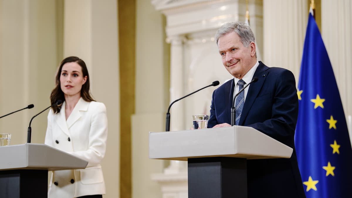 Sunnuntaina 15. toukokuuta tasavallan presidentti Sauli Niinistö ja pääministeri Sanna Marinin pitivät tiedotustilaisuuden Presidentinlinnassa Helsingissä