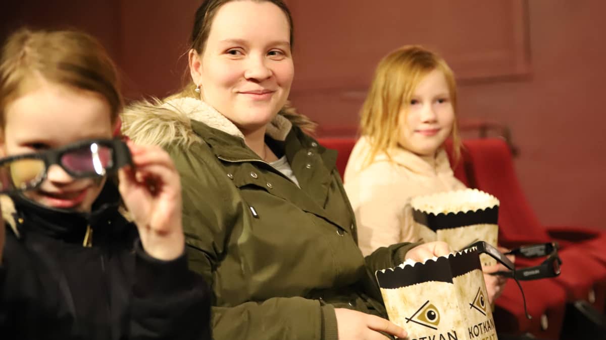 perhe odottaa elokuvan alkua