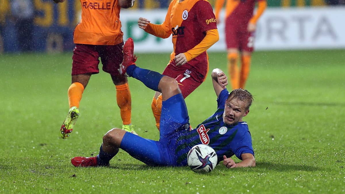Rizesporin Joel Pohjanpalo tositoimissa Galatasarayta vastaan.