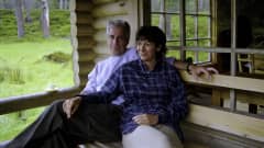 Jeffrey Epstein ja Ghislaine Maxwell Britannian kuningattaren hirsimökin kuistilla.