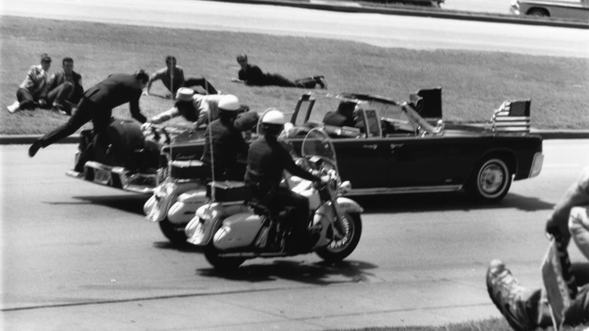Presidentti Kennedyn autosaattue elokuvassa JFK.