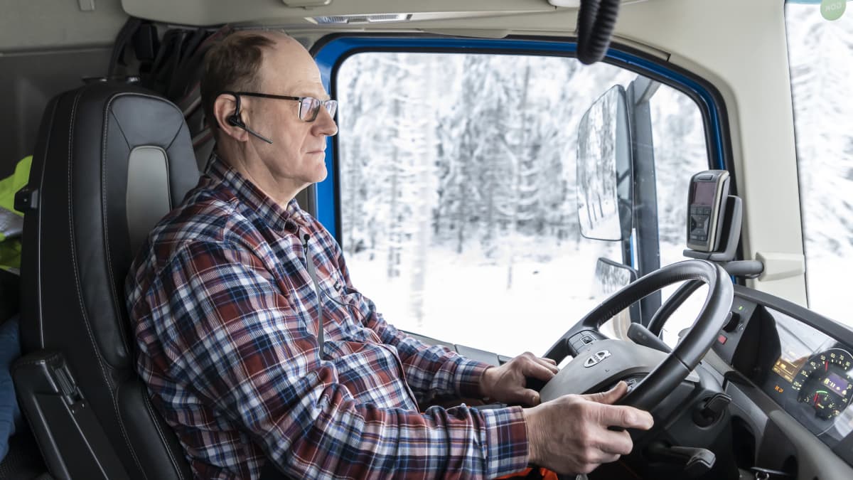 Kuljetusyrittäjä Matti Perälä ajaa rekka-autoa.