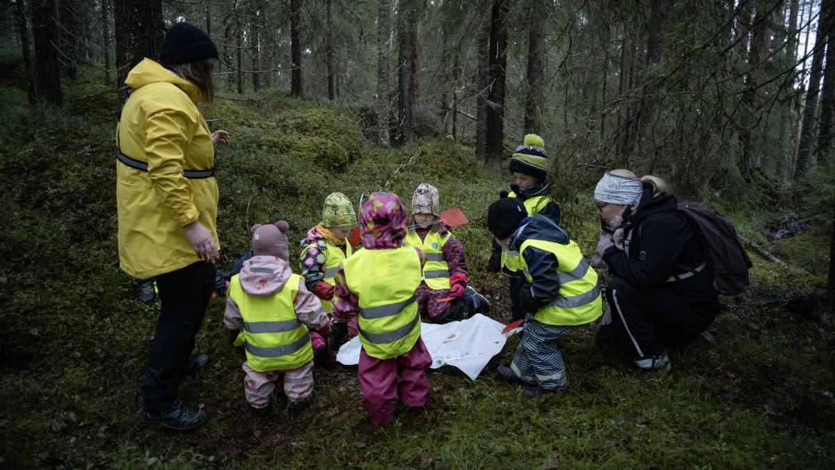 Paltamossa etsitään metsämummuja ja -ukkeja päivähoitolasten metsäretkille  – samalla lapset ja ikäihmiset pääsisivät kohtaamaan