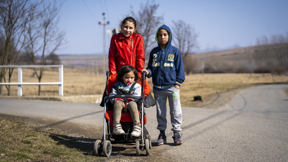 Lapsia FAJ:n kylässä Unkarissa, lähellä Slovakian rajaa