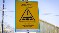 Raide-Jokerin koeajot käynnissä kyltti Haagassa Helsingissä.