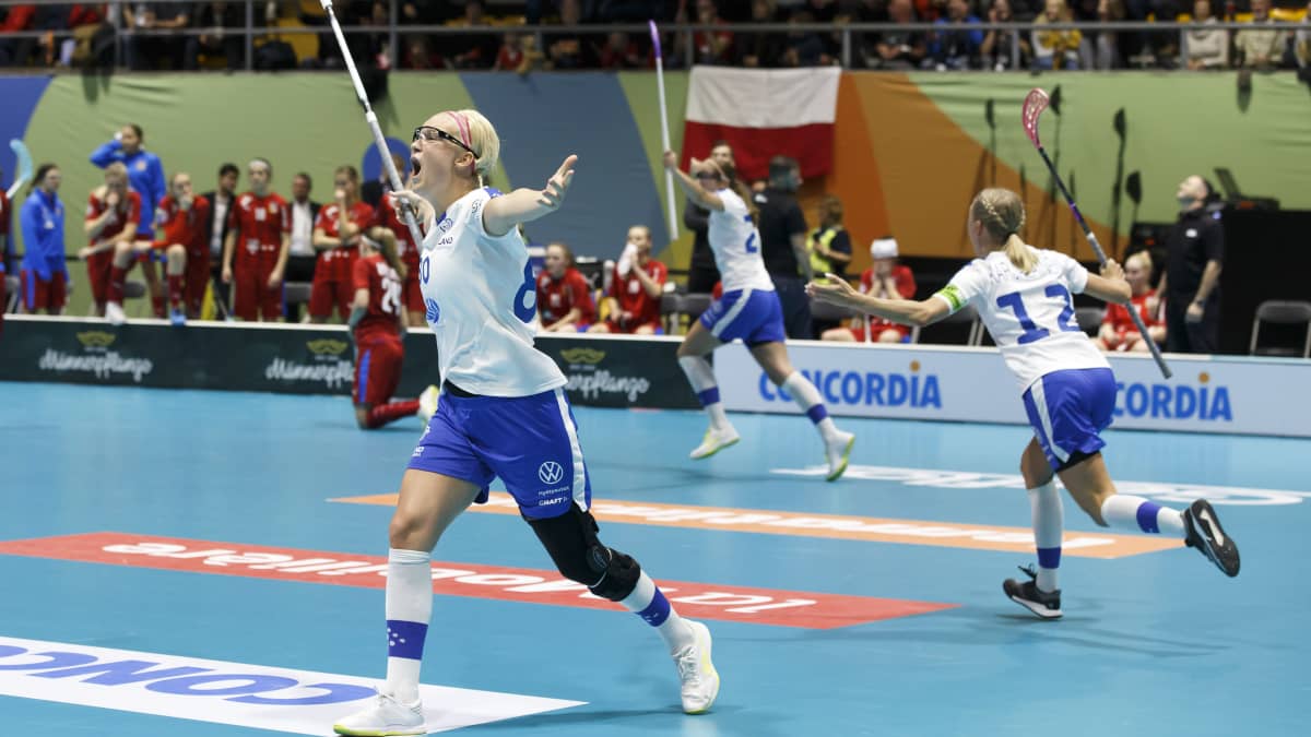 My Kippilä (vas.), Oona Kauppi ja Mia Karjalainen juhlivat Suomen voittomaalia vuoden 2019 MM-kisojen pronssiottelussa.