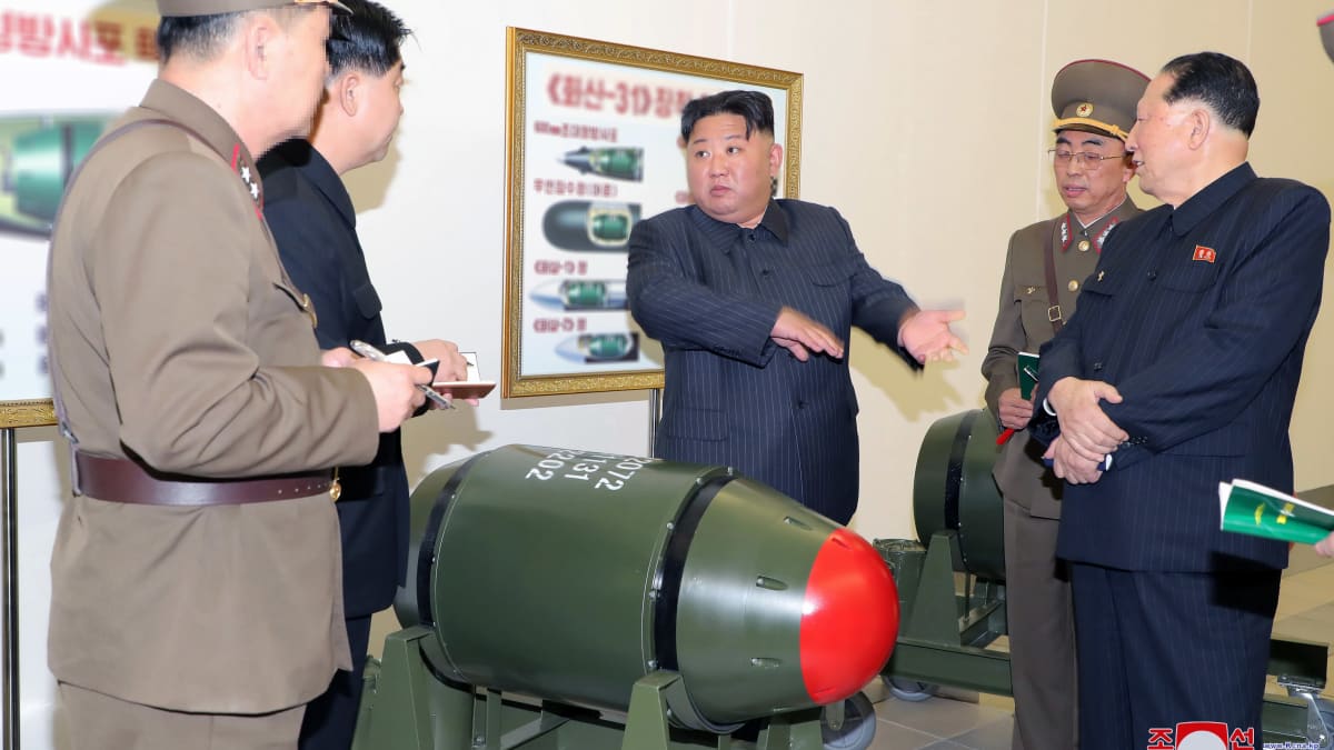 Kim Jong-un keskustelee upseerien kanssa.