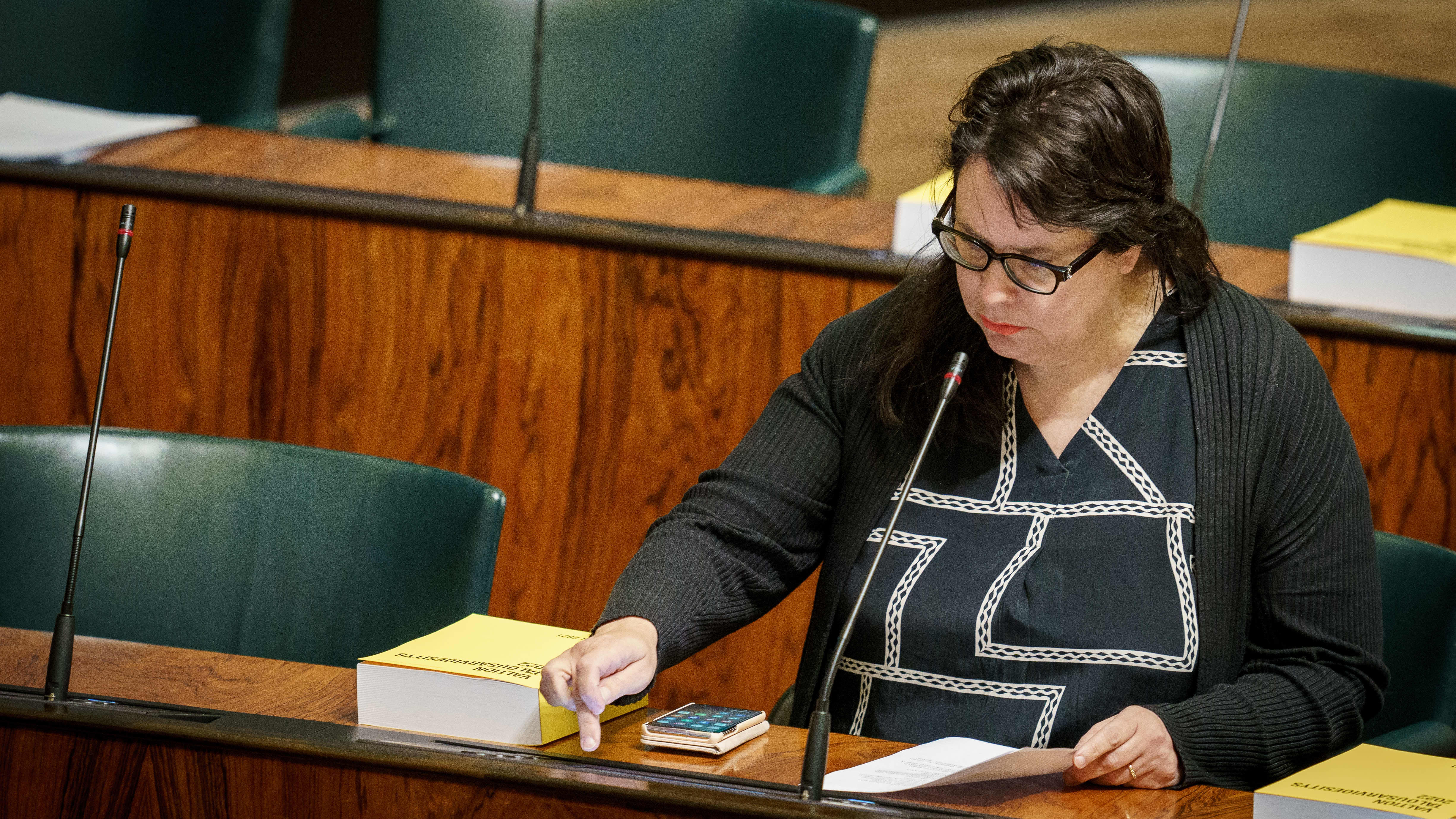 SDP:n kansanedustaja Johanna Ojala-Niemelä istumassa omalla paikallaan eduskunnan istuntosalissa.