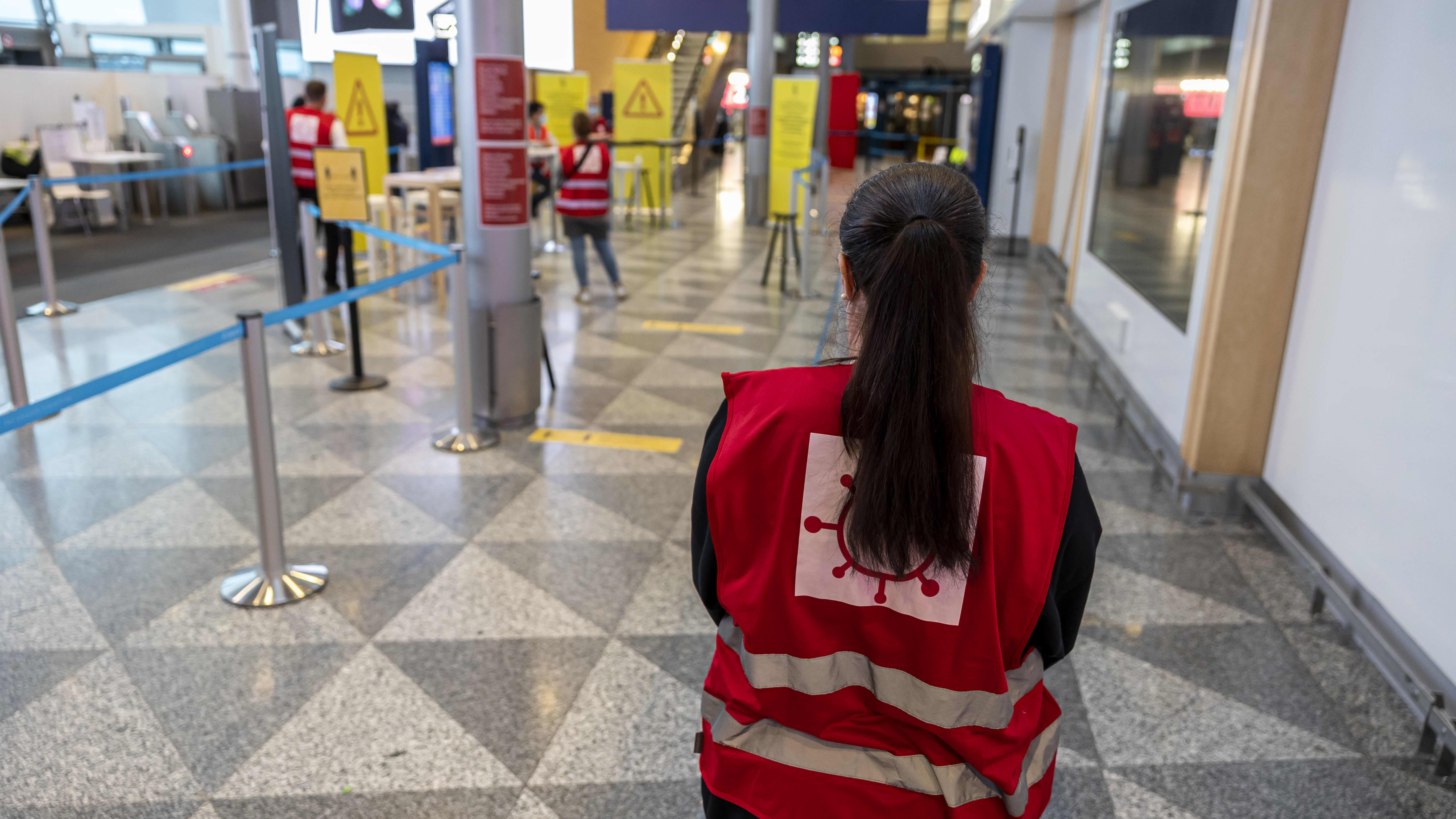 Korona turvatoimia Helsinki-Vantaan lentokentällä.