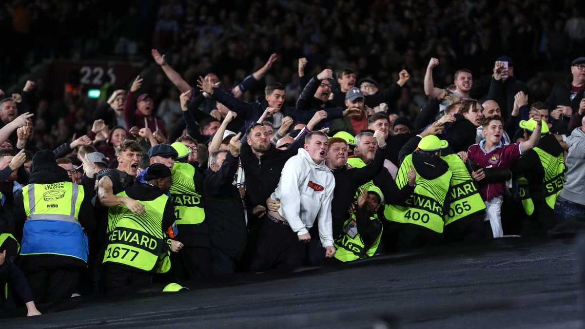 West Hamin fanit huutelevat Alkmaarin faneille Konferenssiliigan ensimmäisessä välieräosassa.
