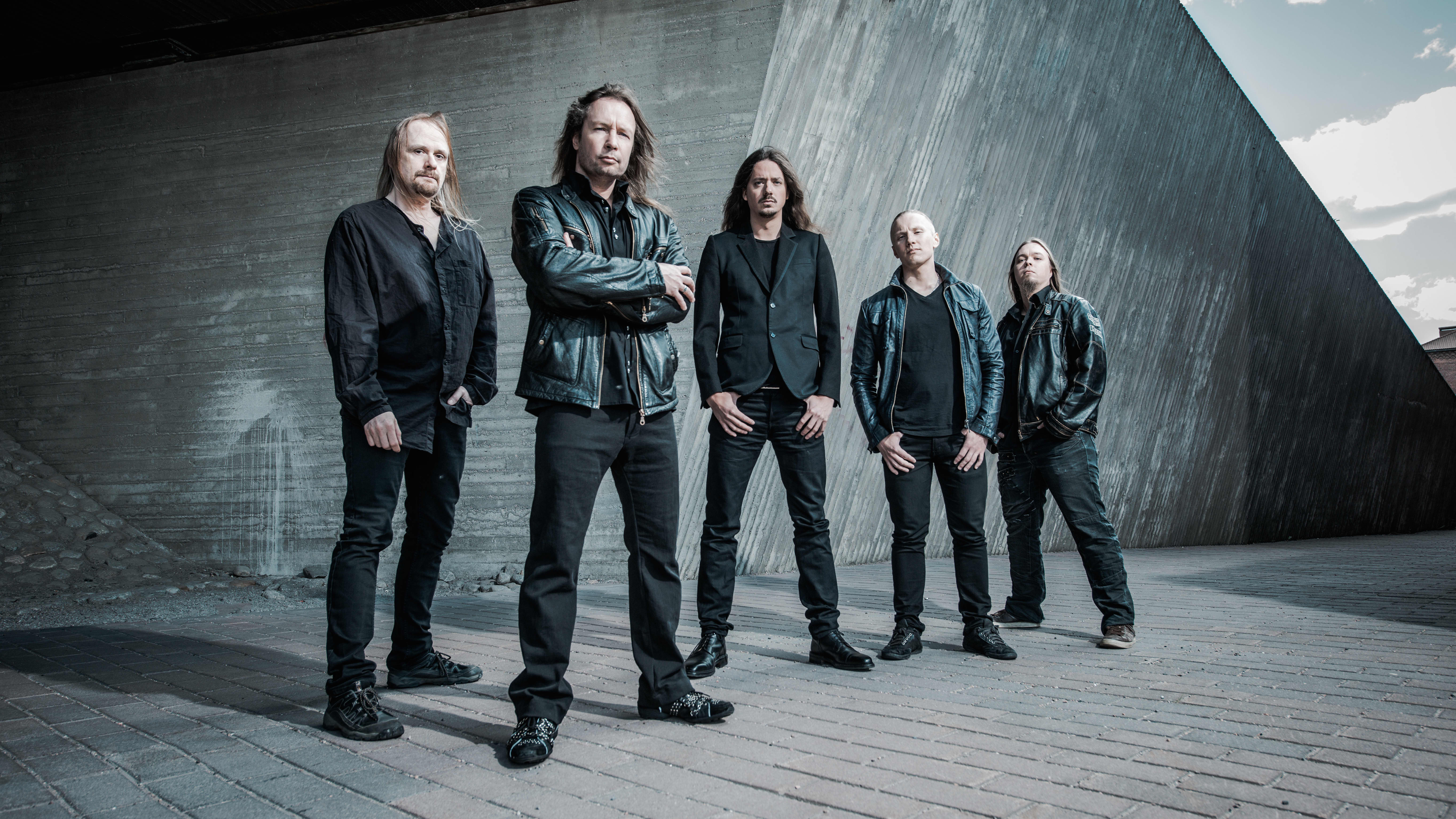 Stratovarius-yhtyeen viisi miesjäsentä yhteiskuvassa.